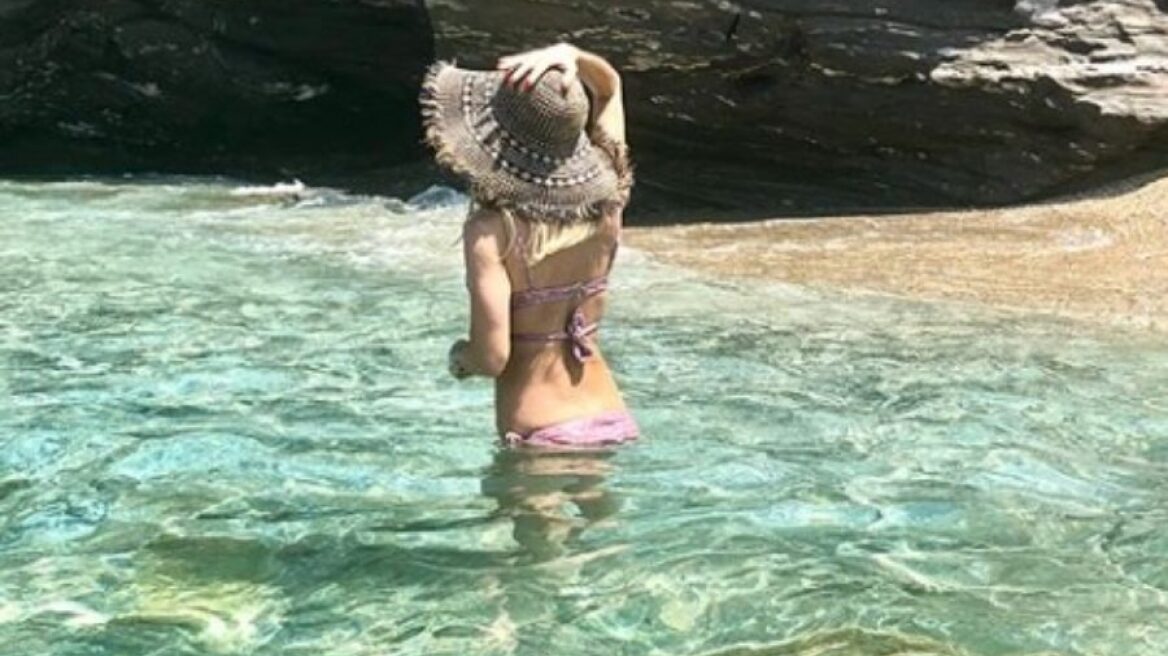 H Eλένη Μενεγάκη πήγε για μπάνιο με την πιο όμορφη παρέα