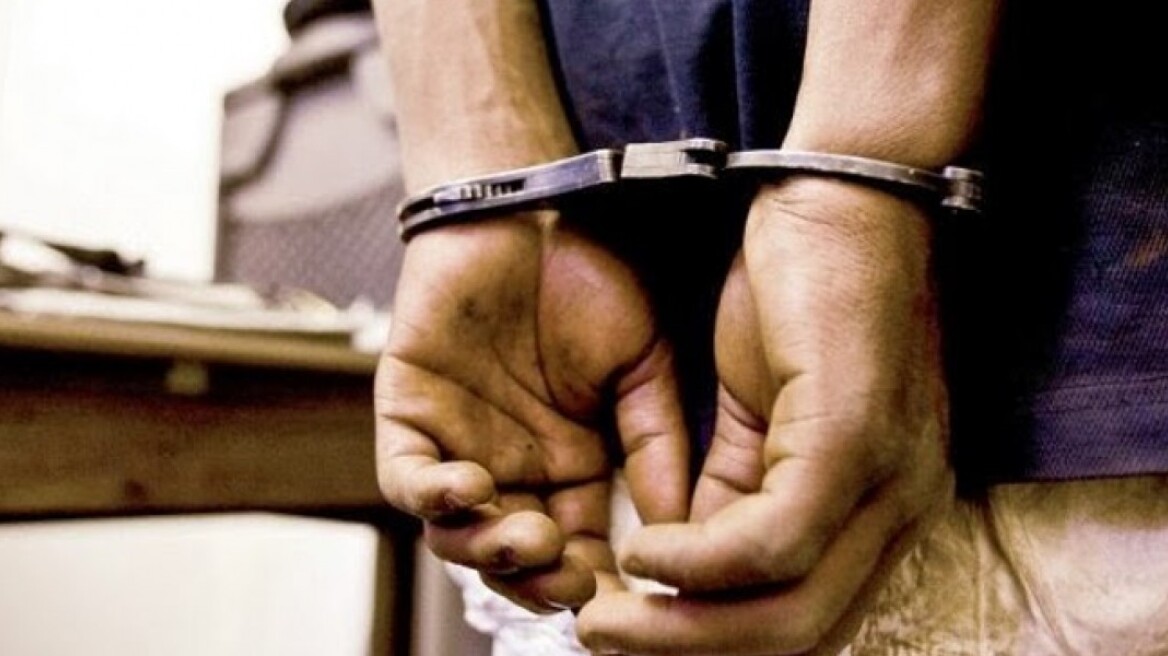 Κρήτη: Φωτογράφιζε ανήλικα αλλά τον συνέλαβαν για λαθραίο καπνό!