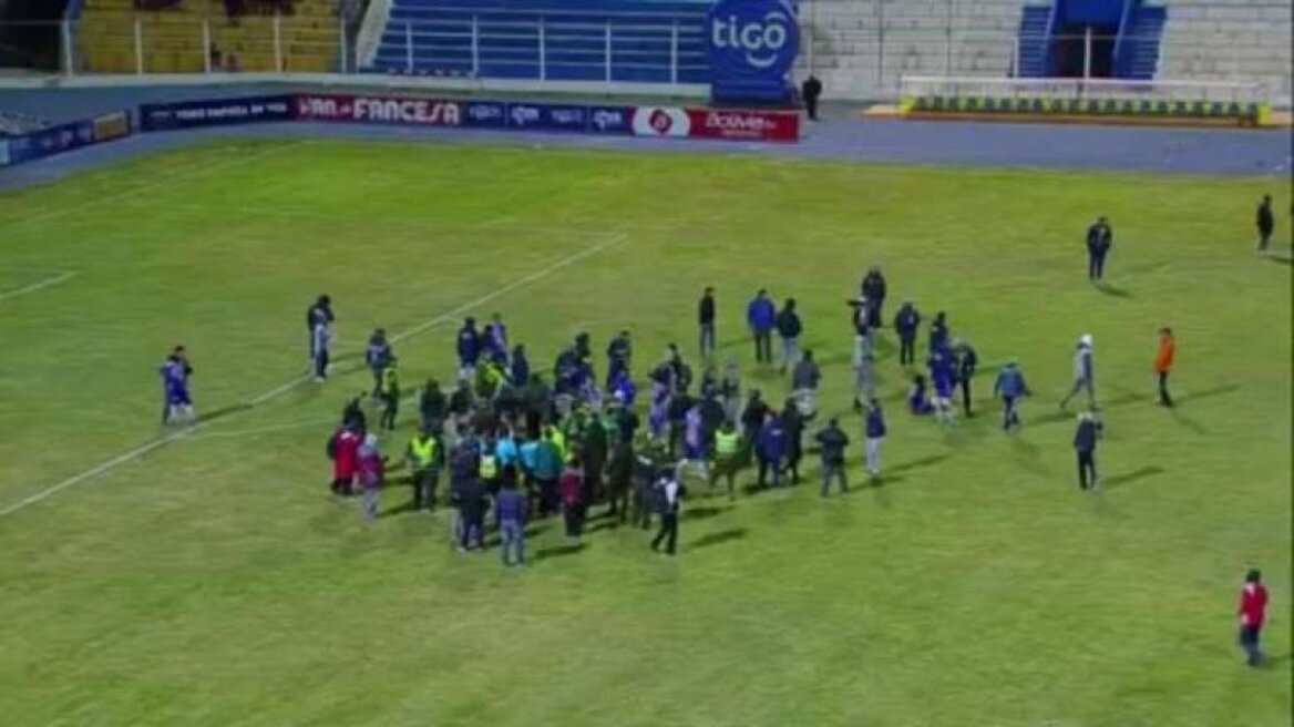 Βίντεο: Πρόεδρος επιτέθηκε σε διαιτητή στη Βολιβία