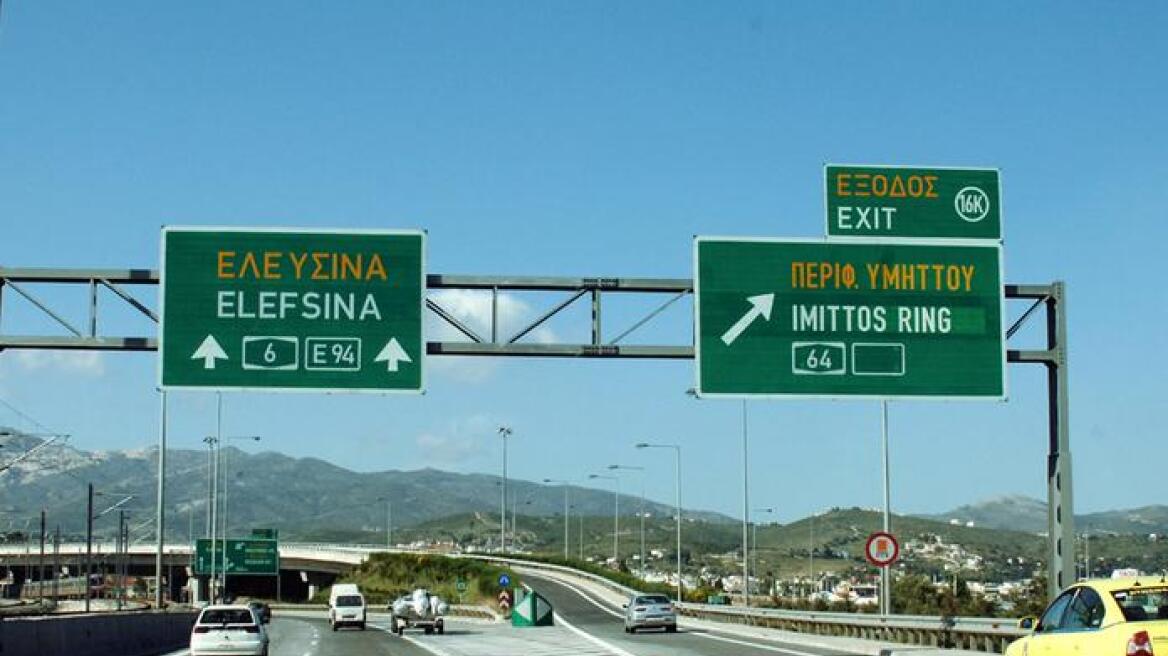 Φορτηγό ανετράπη και τυλίχτηκε στις φλόγες στην Αττική οδό