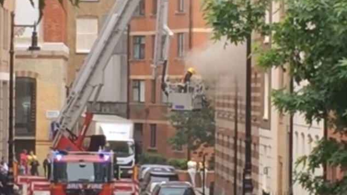Πυρκαγιά σε συγκρότημα κατοικιών στο Μέιφερ του Λονδίνου