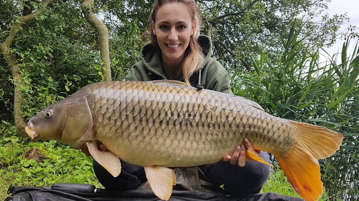 Η Άννα Κορακάκη ψάρεψε κυπρίνο 15 κιλών!