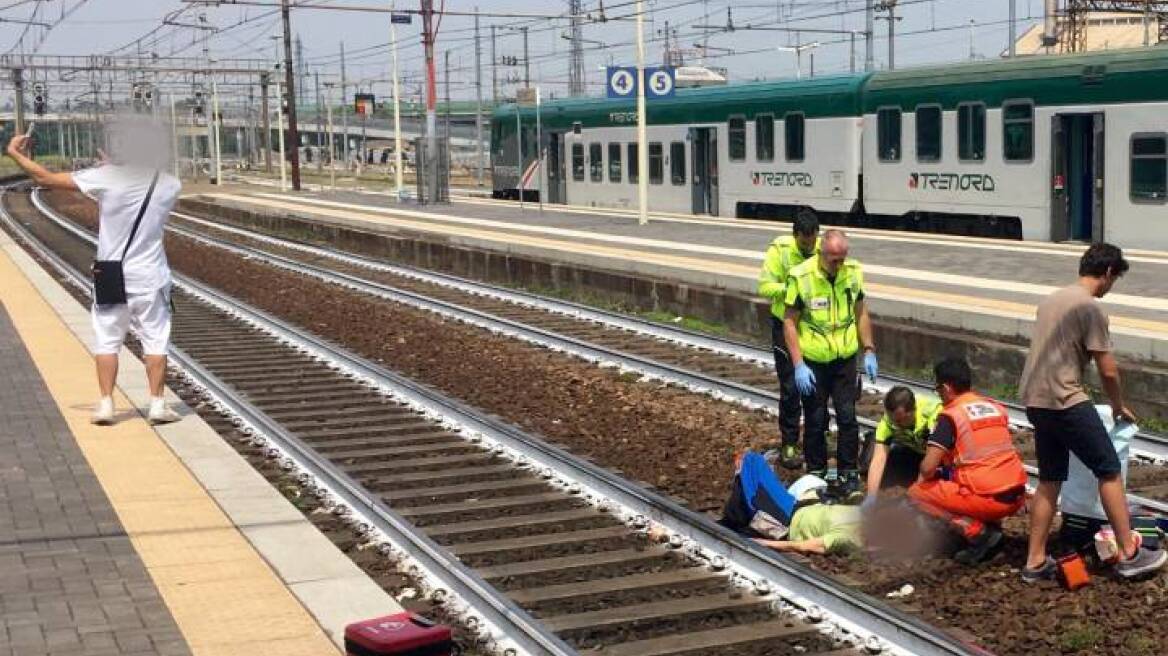 Η πιο απάνθρωπη selfie που θα δείτε ποτέ: Ανδρας ποζάρει μπροστά από γυναίκα που τη χτύπησε τρένο!