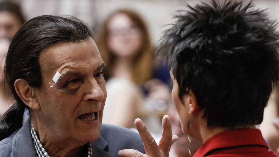 Φωτογραφίες: Με... μαυρισμένο μάτι και ράμματα στο φρύδι ο Κουράκης στη Βουλή!