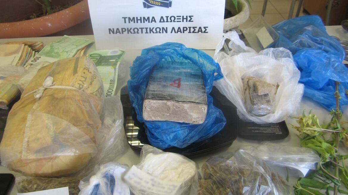 Λάρισα: Συνελήφθη σπείρα που έκρυβε ηρωίνη στο... χώμα