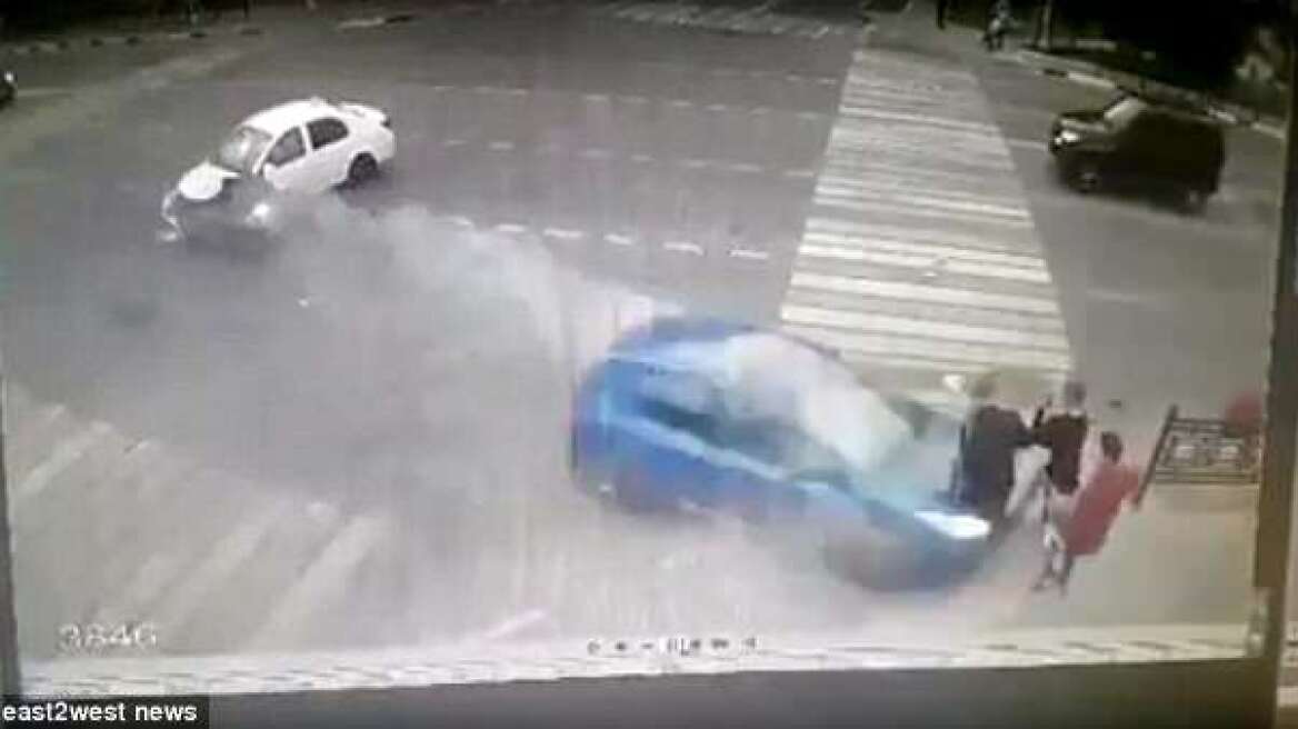 Σοκαριστικό βίντεο: Γυναίκα οδηγός πετάει στον αέρα τρεις μαθητές που στέκονται στο πεζοδρόμιο