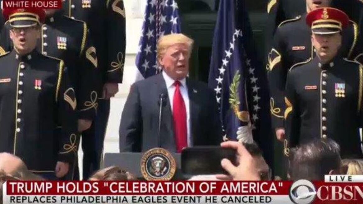 Βίντεο: Ο Τραμπ ακόμα δεν έμαθε τον εθνικό ύμνο των ΗΠΑ