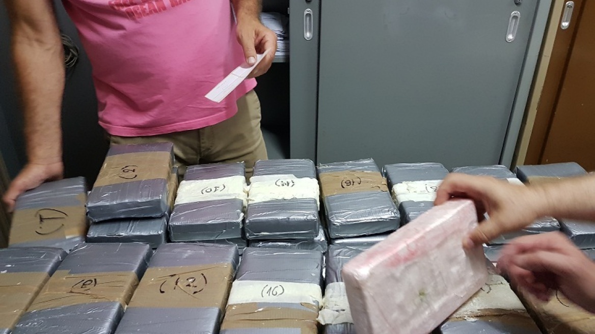 Πειραιάς: Έπιασαν κοντέινερ με 42 κιλά κοκαΐνης μέσα σε φορτίο με μπανάνες
