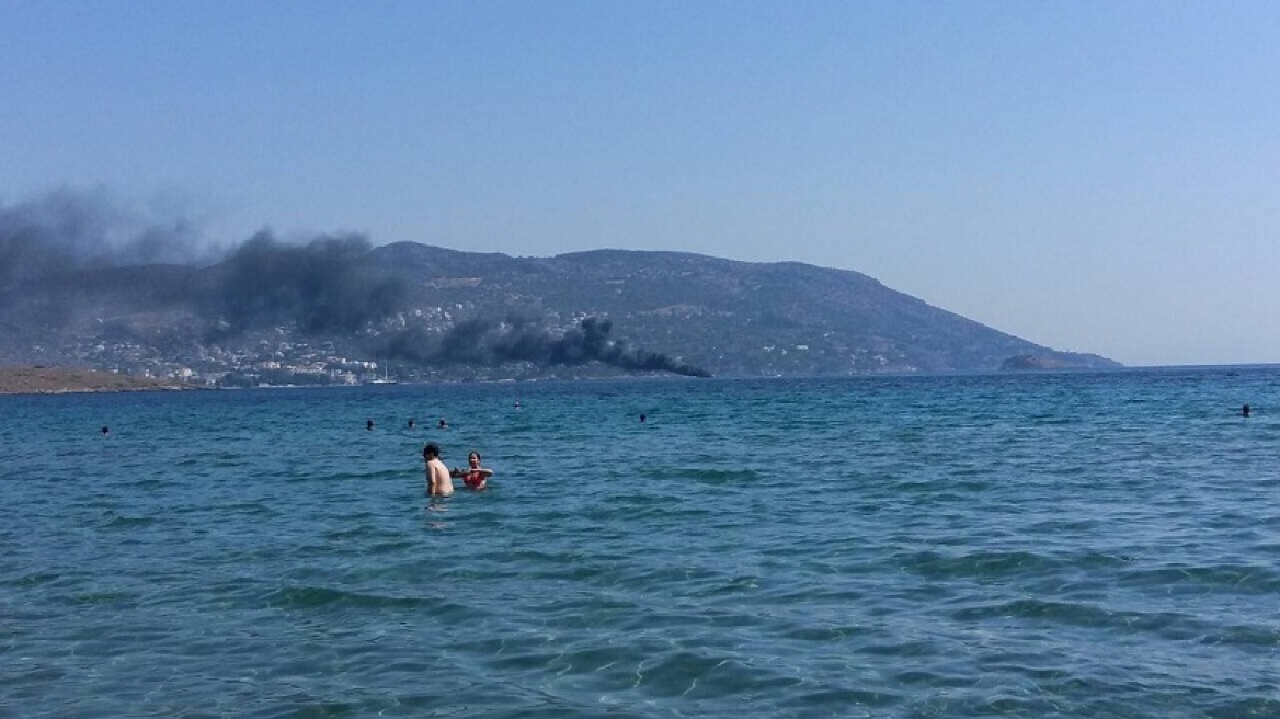 Φωτιά σε σκάφος στο Πόρτο Ράφτη (φωτογραφίες)