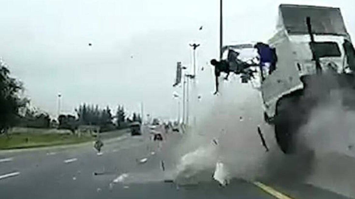 Βίντεο: Οδηγός νταλίκας τρακάρει και εκτοξεύεται στο αντίθετο ρεύμα!