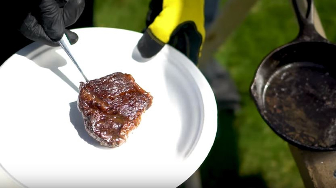 Έψησε την πιο απολαυστική μπριζόλα μόνο με το φως του ήλιου