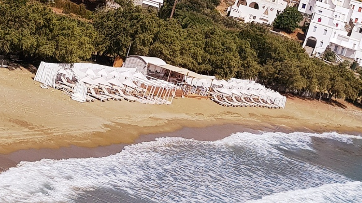 Lefko beach bar: Το καλοκαίρι στην Τήνο απέκτησε το δικό του σήμα κατατεθέν