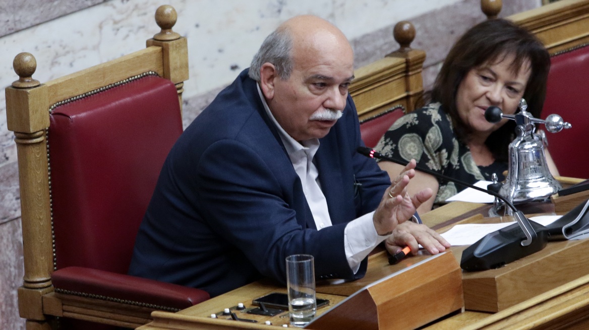 Ανέβηκαν οι τόνοι για τα διαδικαστικά στη Βουλή