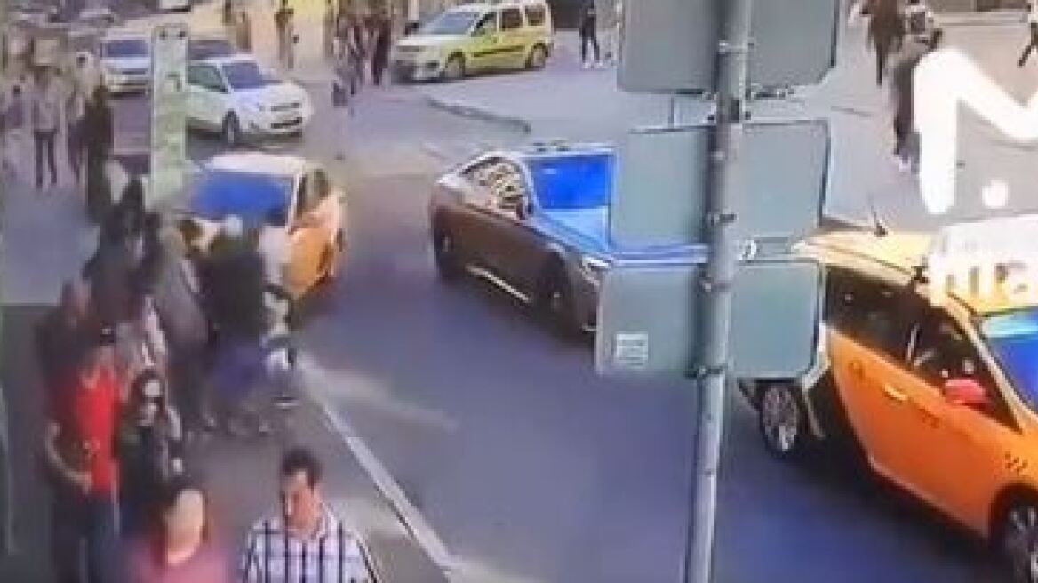Βίντεο σοκ: Δείτε τη στιγμή που το ταξί πέφτει πάνω στο πλήθος φιλάθλων στη Μόσχα!