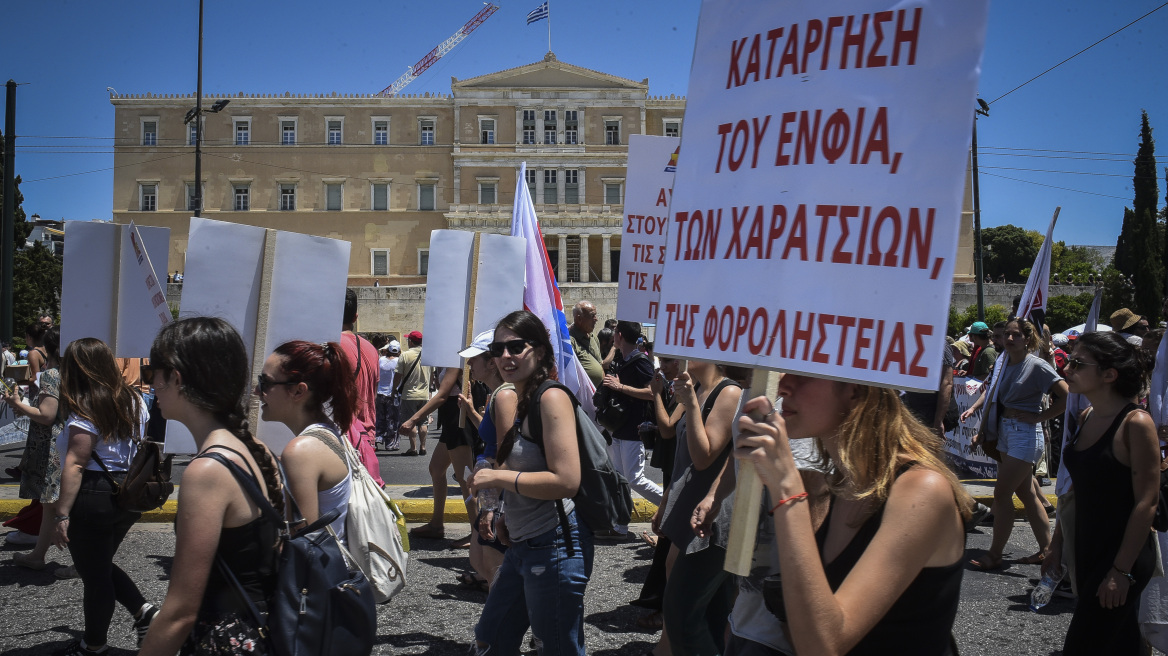 Guardian: Κίνδυνος οικονομικής κατάρρευσης για την Ελλάδα αν δεν διαγραφεί μέρος του χρέους
