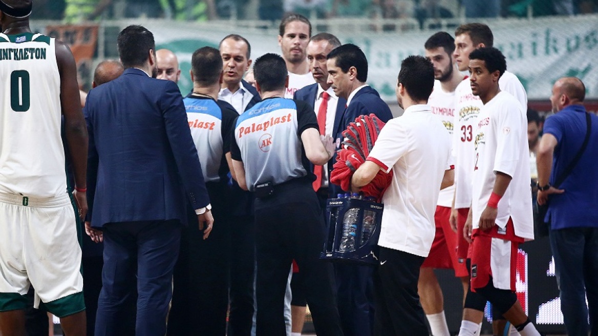 Λόγω επίθεσης κουκουλοφόρων αποχώρησε ο Ολυμπιακός 