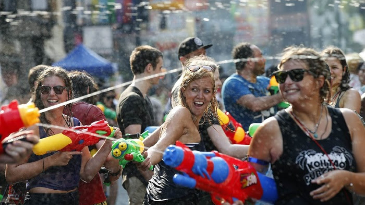  Waterboom Festival: Όλη η Αθήνα, ένα μπουγέλο 