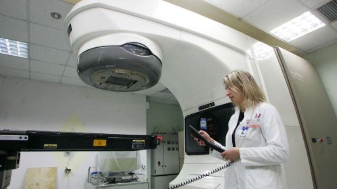 Απίστευτη ταλαιπωρία για τους ογκολογικούς ασθενείς: Γιατί δεν μπορούν να κάνουν ακτινοθεραπείες στο ΕΣΥ