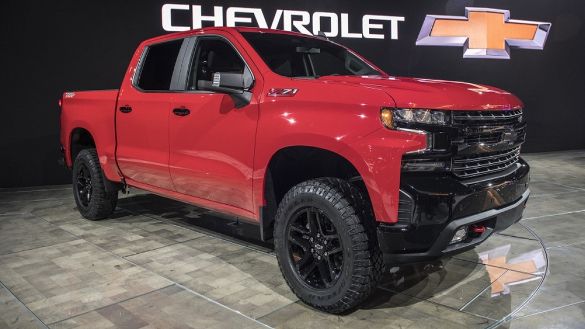 Απίστευτο: Σφήνωσε το κεφάλι της στην εξάτμιση (video)