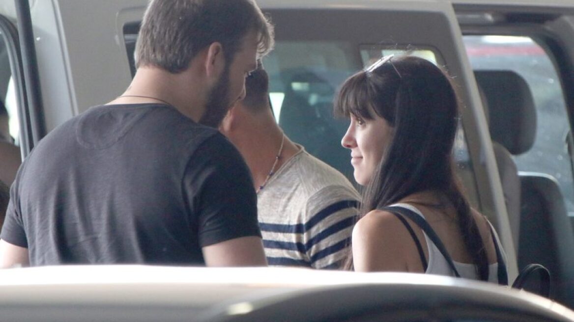 Πετύχαμε το Γιώργο Σαμπάνη στο αεροδρόμιο με τη σύντροφό του