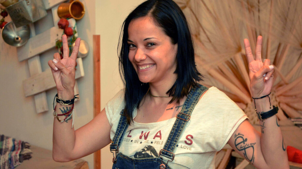 Η Κατερίνα Τσάβαλου θηλάζει την κορούλα της, στην παραλία  