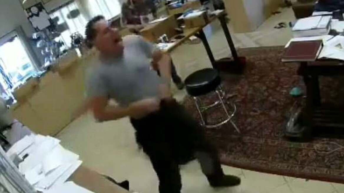 Η επιτομή της ανοησίας: Έβαλε το γεμάτο όπλο στη μέση του, έκανε επίκυψη και αυτοπυροβολήθηκε στην «ευαίσθητη» περιοχή