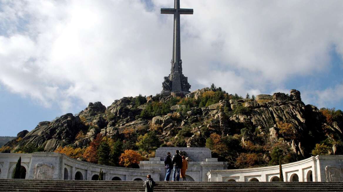Η νέα κυβέρνηση της Ισπανίας θέλει να μεταφέρει τα οστά του Φράνκο από το μαυσωλείο του εμφυλίου πολέμου