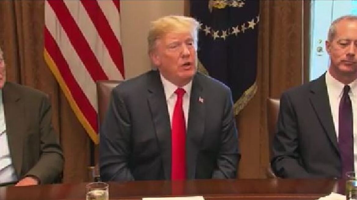 Ο Τραμπ υπέγραψε το εκτελεστικό διάταγμα για τις οικογένειες των μεταναστών