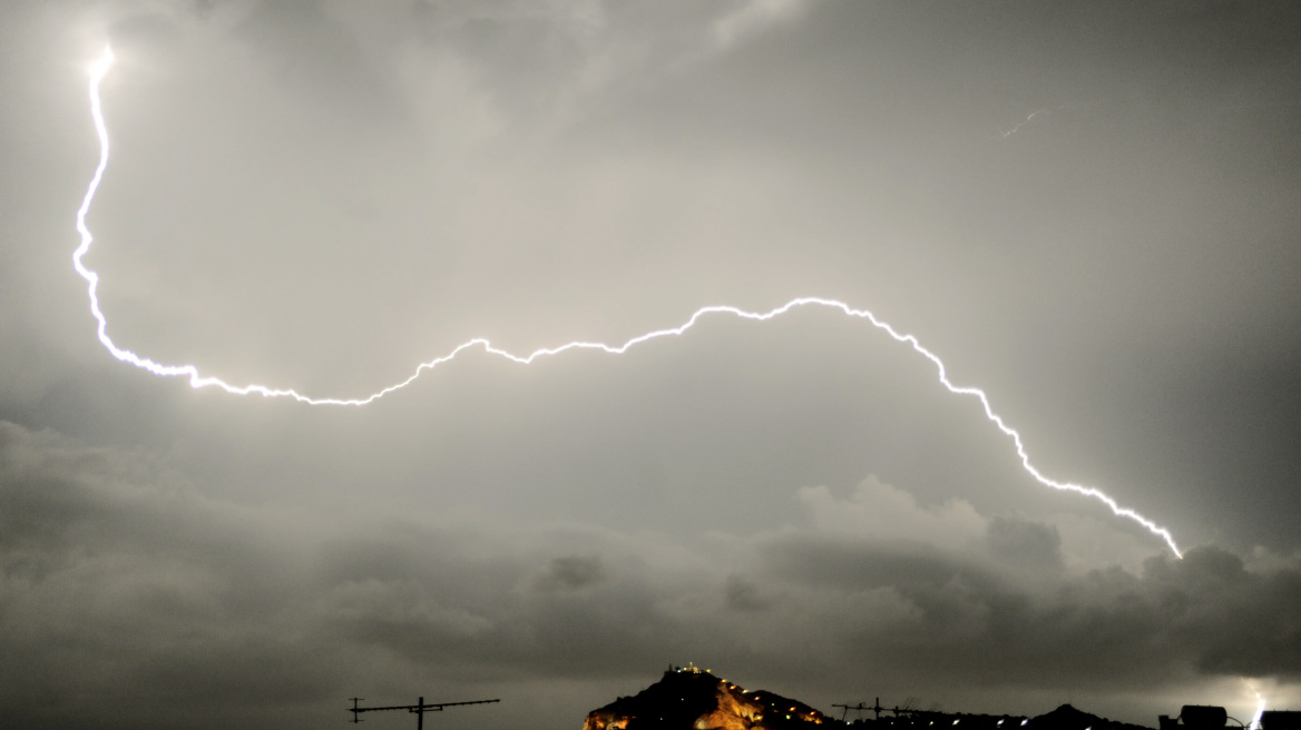 Βίντεο: 100.000 κεραυνοί «σκέπασαν» την Ελλάδα την Τρίτη