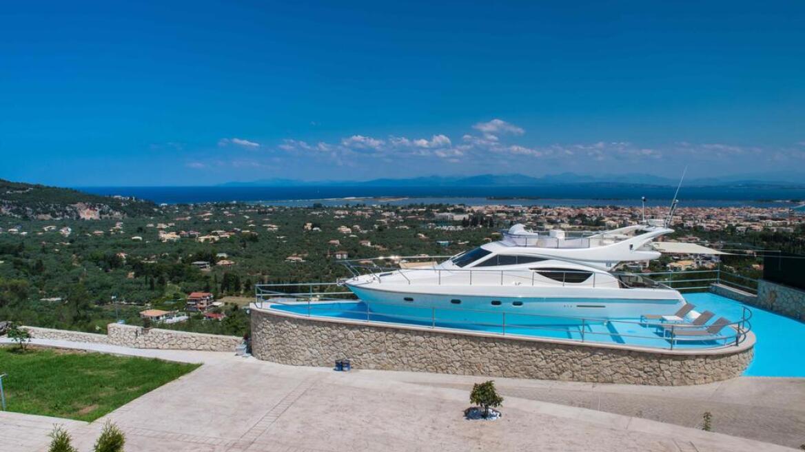 Φωτογραφίες: Ξενοδοχείο στη Λευκάδα έβαλε στην πισίνα του και νοικιάζει ένα... γιοτ!