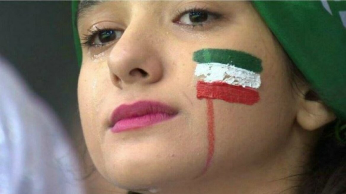 Με δάκρυα χαράς οι γυναίκες του Ιράν μπήκαν ξανά σε γήπεδο έπειτα από 37 χρόνια 