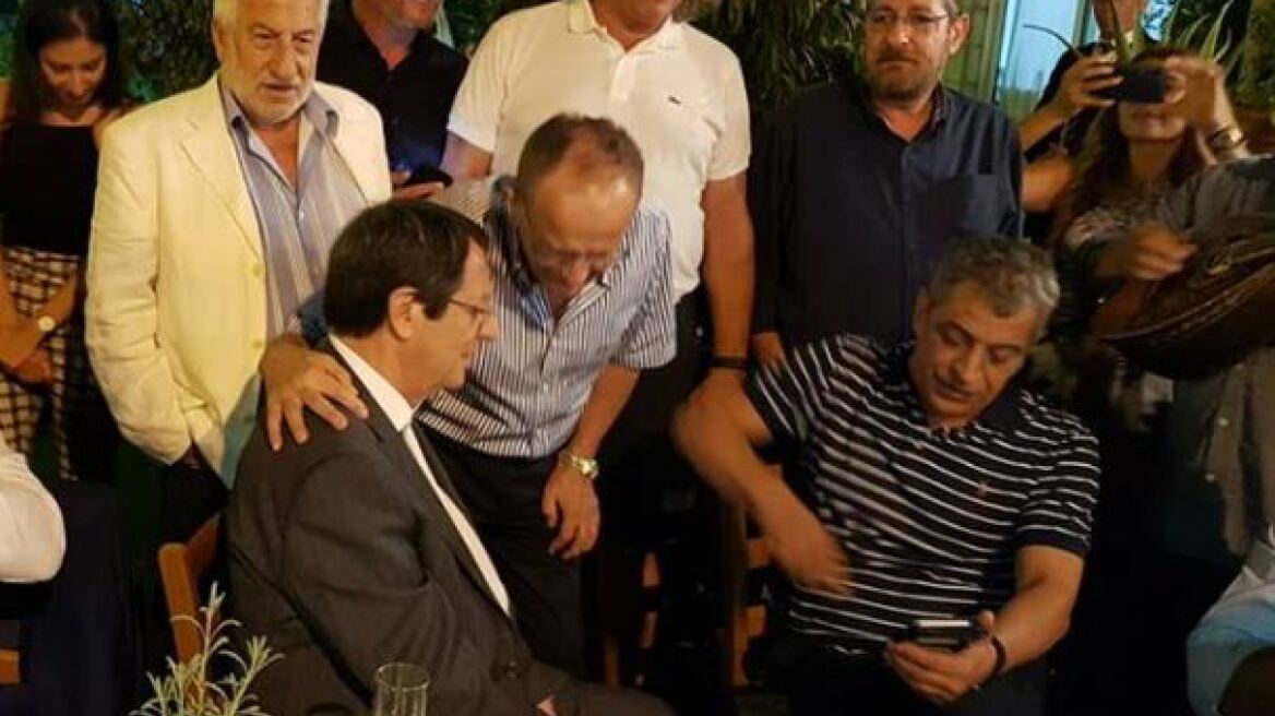 Δείτε τον Νίκο Αναστασιάδη να τραγουδά με τον Θέμη Αδαμαντίδη «μα πού να πάω...»