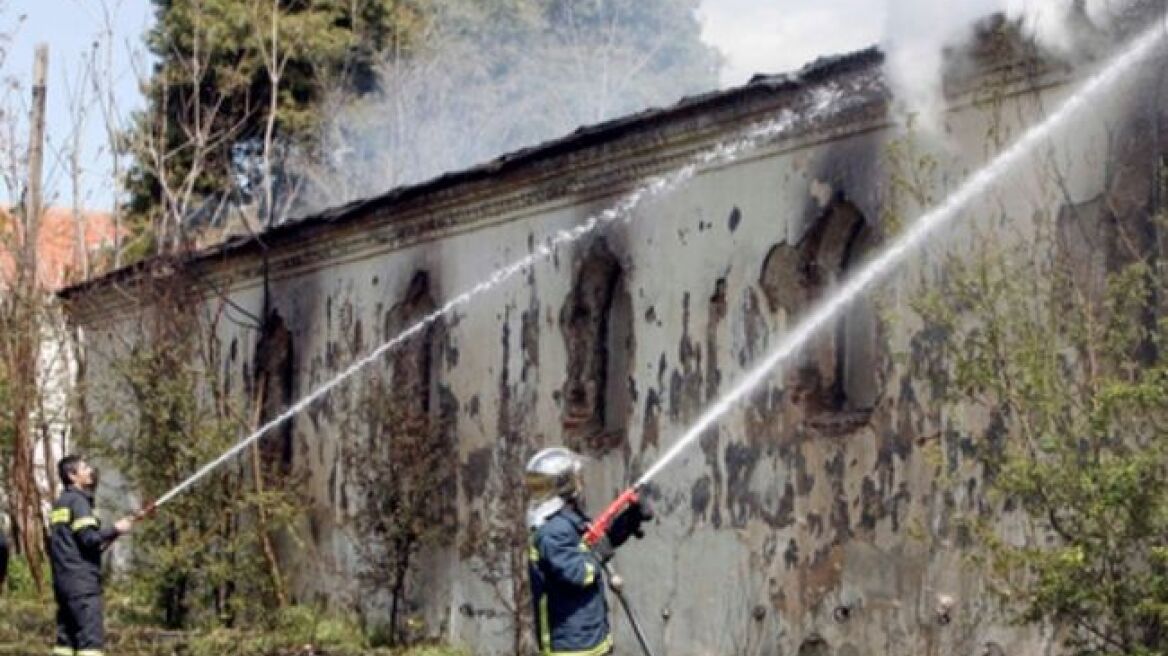 Φωτιά στο πρώην στρατόπεδο Παύλος Μελάς στη Σταυρούπολη