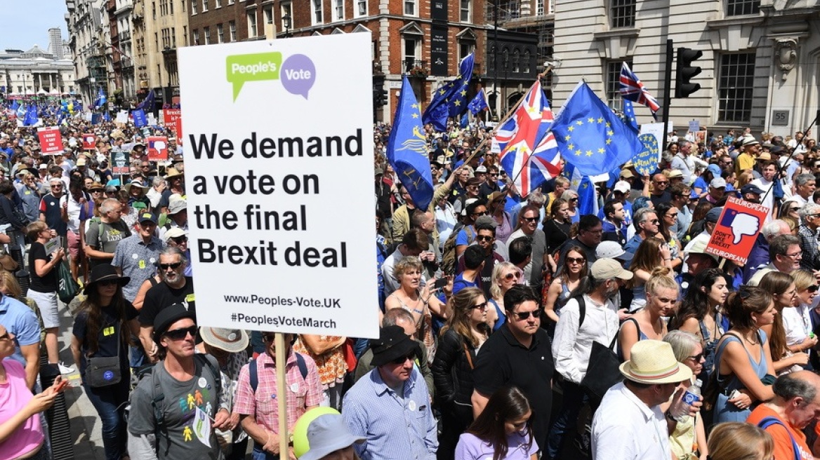 Χιλιάδες διαδηλωτές κατά του Brexit στους δρόμους του Λονδίνου, δύο χρόνια μετά το δημοψήφισμα