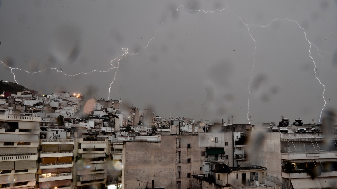 Έντονα καιρικά φαινόμενα στην Αττική - Εγκλωβίστηκαν οδηγοί στο Κερατσίνι