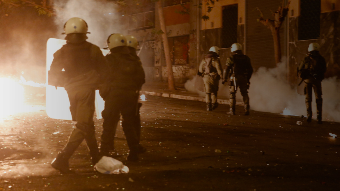 Θεσσαλονίκη: Κουκουλοφόροι πέταξαν μολότοφ σε αστυνομικούς