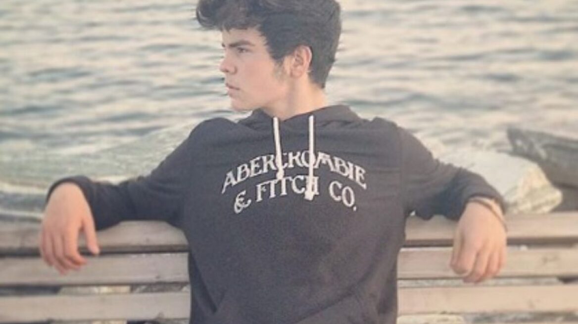 Ο Άγγελος Λάτσιος έκανε ξανθές ανταύγειες στα μαλλιά του