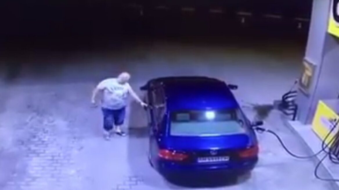 Ξέχασε να αφαιρέσει την αντλία και κατέστρεψε το βενζινάδικο
