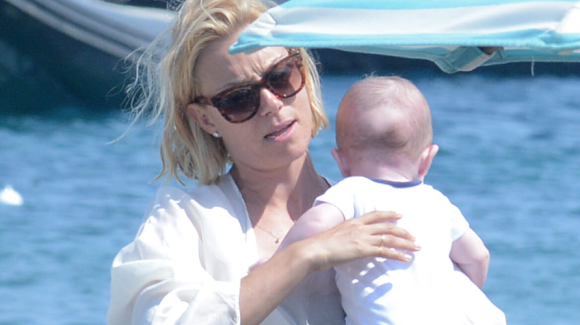 O γιος της Βίκυς Καγιά περνάει το πρώτο του καλοκαίρι στη Μύκονο