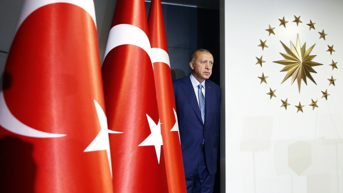 Τουρκία: Ο Ερντογάν απαγορεύει σε στελέχη της αξιωματικής αντιπολίτευσης να πηγαίνουν σε κηδείες στρατιωτών