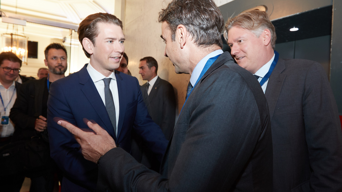 Συνάντηση Μητσοτάκη - Κουρτς στο περιθώριο της συνόδου του ΕΛΚ