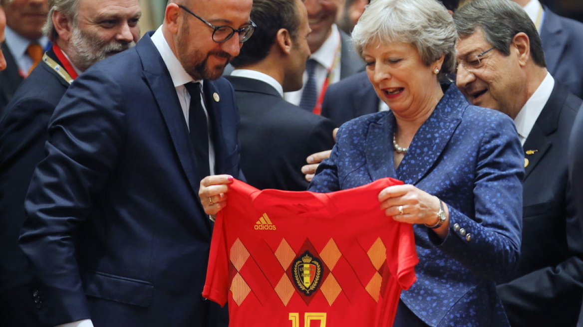 Με φανέλα και κασκόλ του Βελγίου πήγε ο Σαρλ Μισέλ στη Σύνοδο Κορυφής