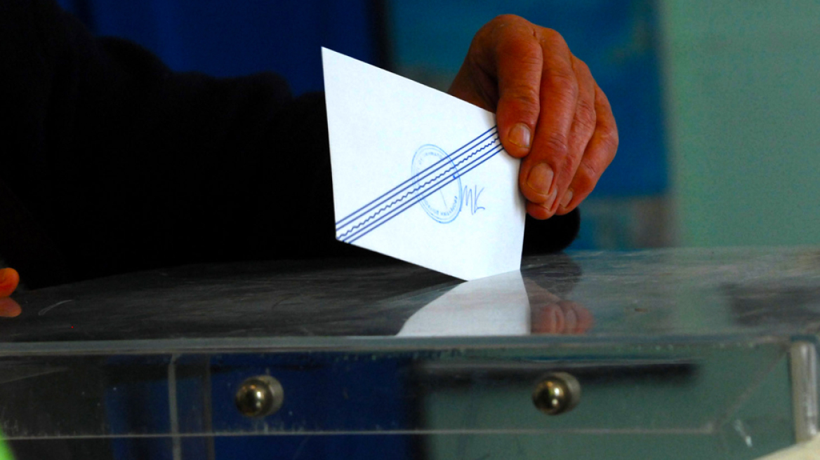 Η γραβάτα δεν έπεισε τους πολίτες - Μεγαλώνει η ψαλίδα για τη ΝΔ