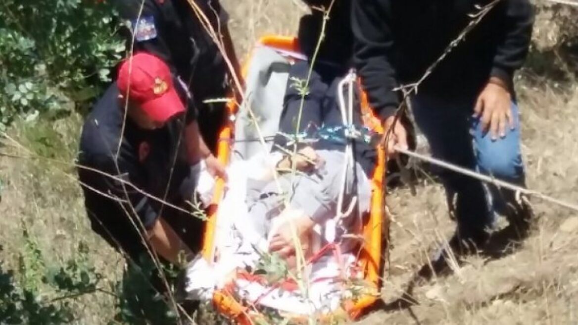 Καλαμπάκα: Αυτοκίνητο έπεσε σε χαράδρα 30 μέτρων