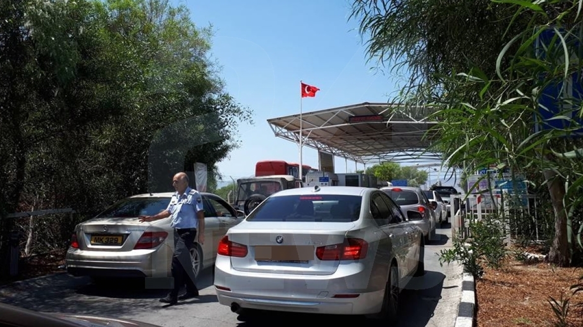 Ελληνοκύπριοι βάζουν βενζίνη με μισή τιμή στα κατεχόμενα 