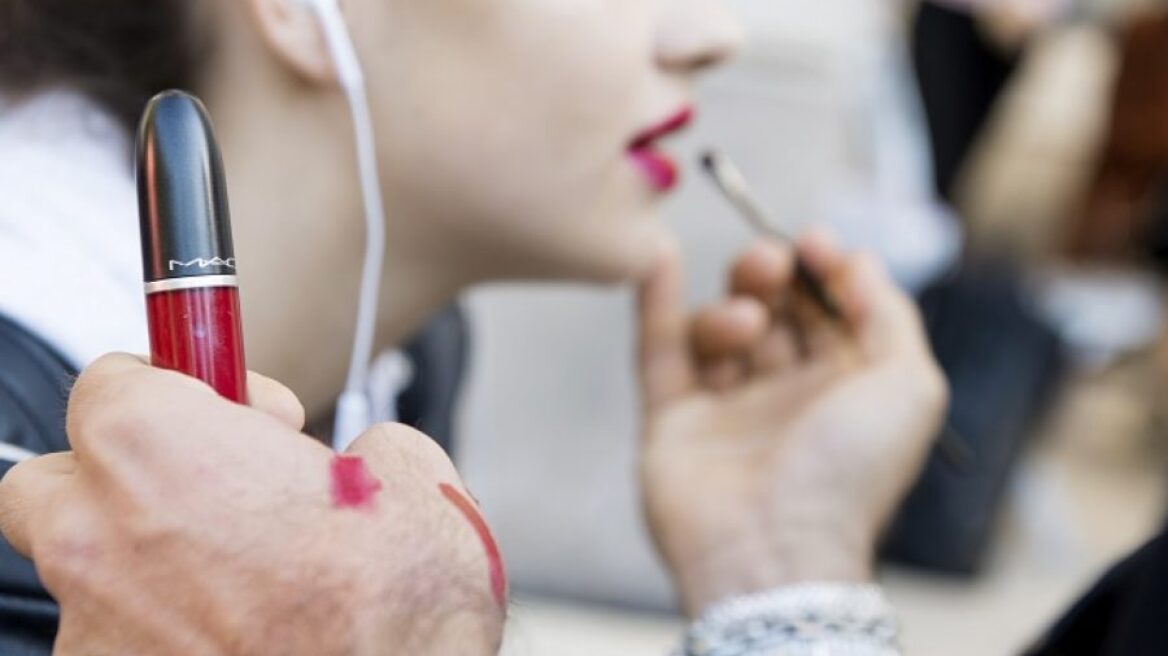 Αυτό είναι το σωστό κόκκινο κραγιόν για το καλοκαίρι