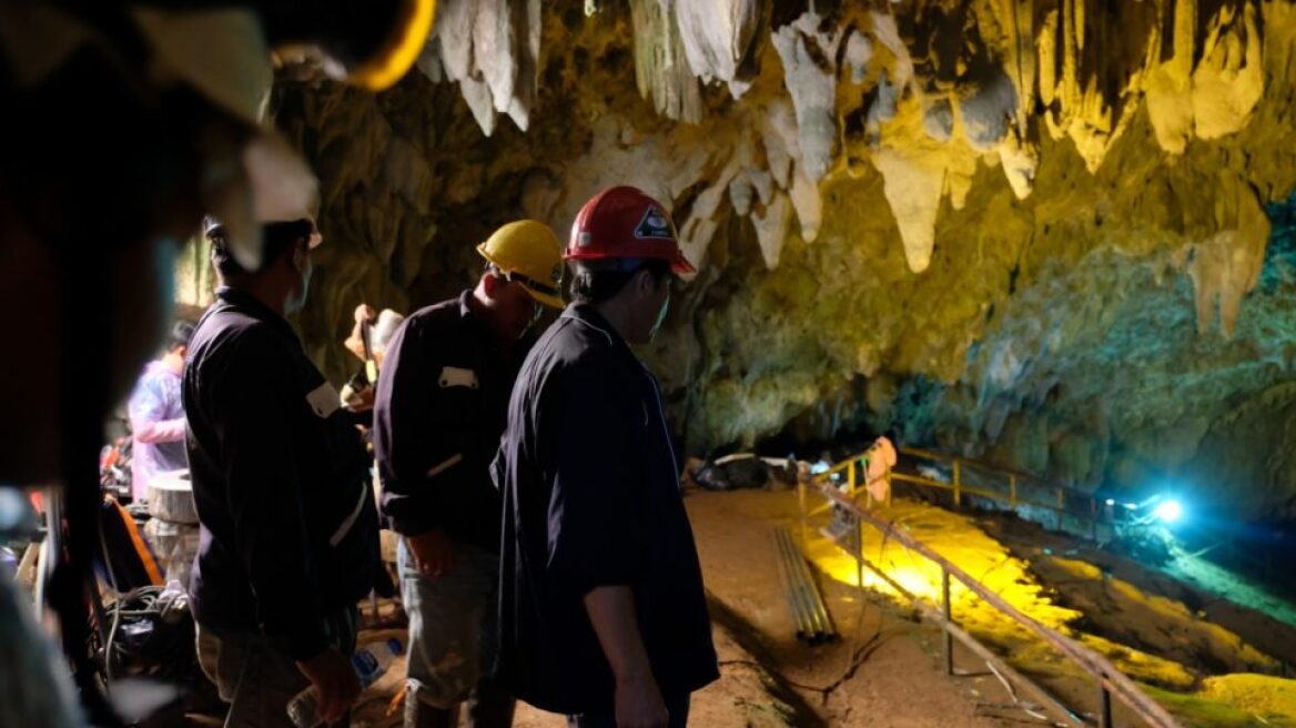 Κινητοποίηση σε όλη την Ταϊλάνδη για τα παιδιά που έχουν παγιδευτεί μέσα στο σπήλαιο