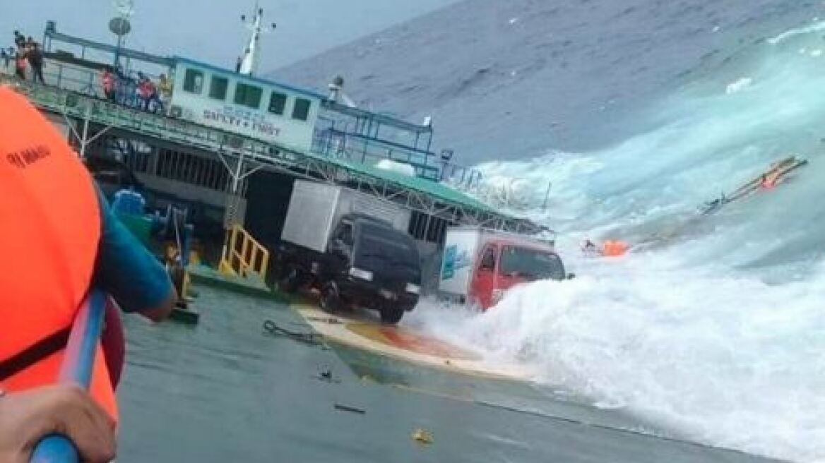 Εικόνες σοκ από ναυάγιο φέρι μπόουτ: Έντρομοι επιβάτες γαντζώνονται στα κάγκελα και μετά πέφτουν στο νερό
