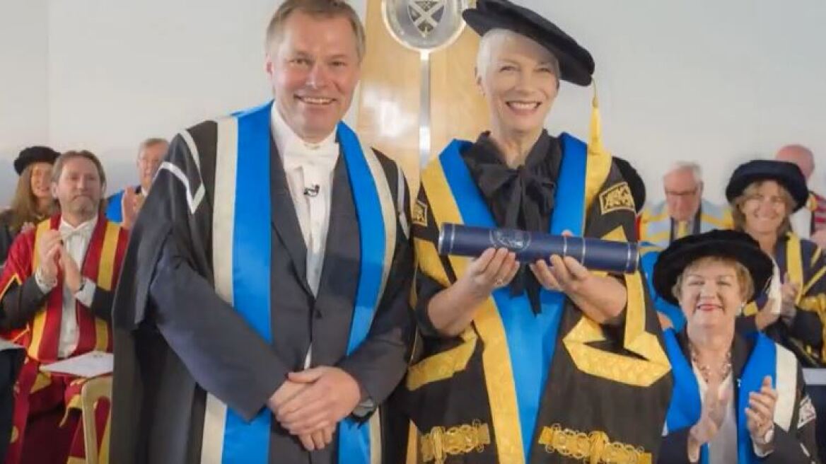 Βίντεο: Η Άνι Λένοξ των Eurythmics έγινε η πρώτη επίτιμη γυναίκα πρύτανης στη Γλασκώβη