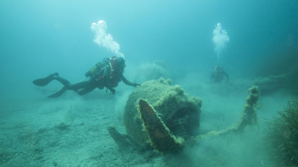 Δύτες εξερεύνησαν τα συντρίμμια πολεμικού αεροσκάφους του Β' Παγκοσμίου πολέμου 